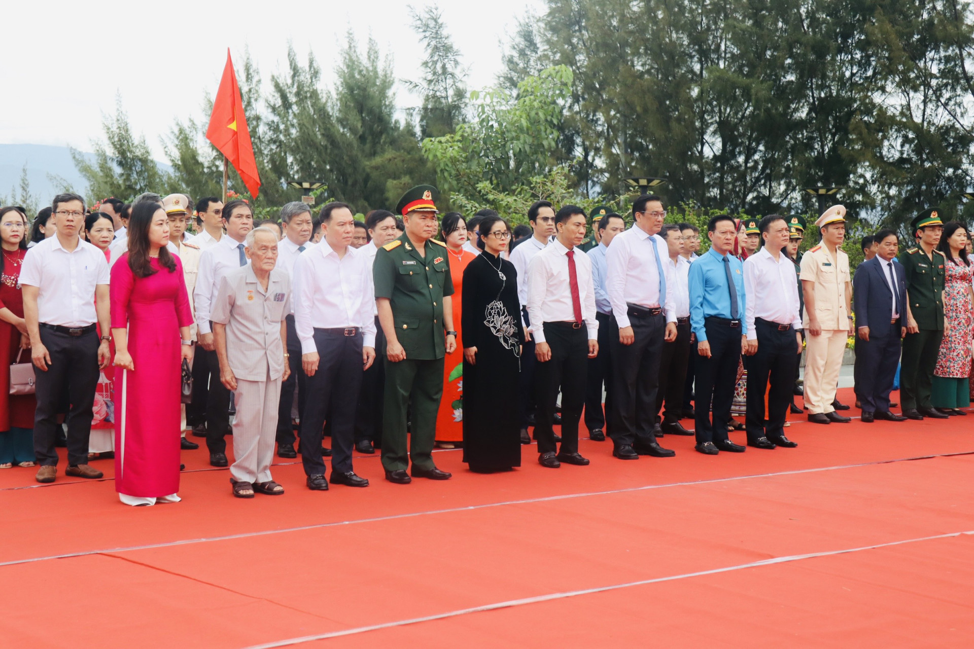 Los delegados asisten a la ceremonia de ofrenda de incienso en el sitio conmemorativo de los soldados de Gac Ma.  