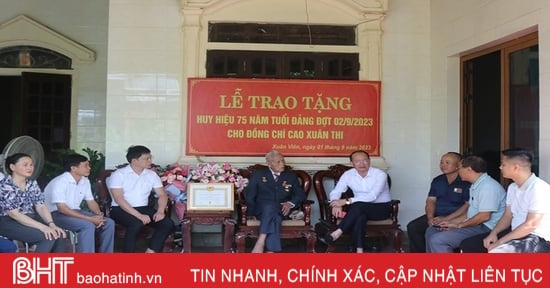 Trao tặng Huy hiệu 75 năm tuổi Đảng cho đảng viên Nghi Xuân