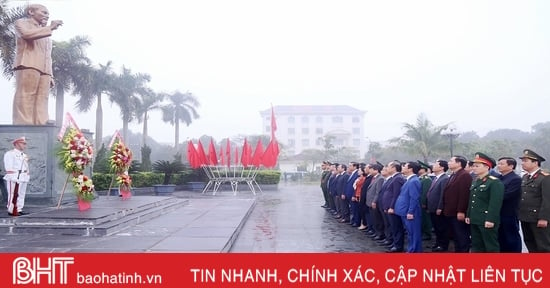 Los líderes de Ha Tinh ofrecen incienso para conmemorar al presidente Ho Chi Minh