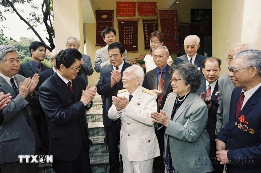 2004년 5월 6일, 하노이에서 열린 디엔비엔푸 전투 승전 50주년 기념 행사에 참석하기 위해 베트남을 방문한 대표단을 보 응우옌 지압 장군이 중화인민공화국 전국인민대표대회 상무위원회 부위원장인 리 티엣 아인 동지와 프랑스에 대한 저항 전쟁 당시 베트남을 도운 전직 중국 고문 및 전문가를 따뜻하게 맞이했습니다. (사진: VNA)