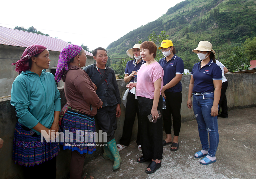 Un groupe de volontaires de la province de Ninh Binh a visité et offert des cadeaux pour soutenir les victimes des inondations dans le district de Bac Ha, à Lao Cai