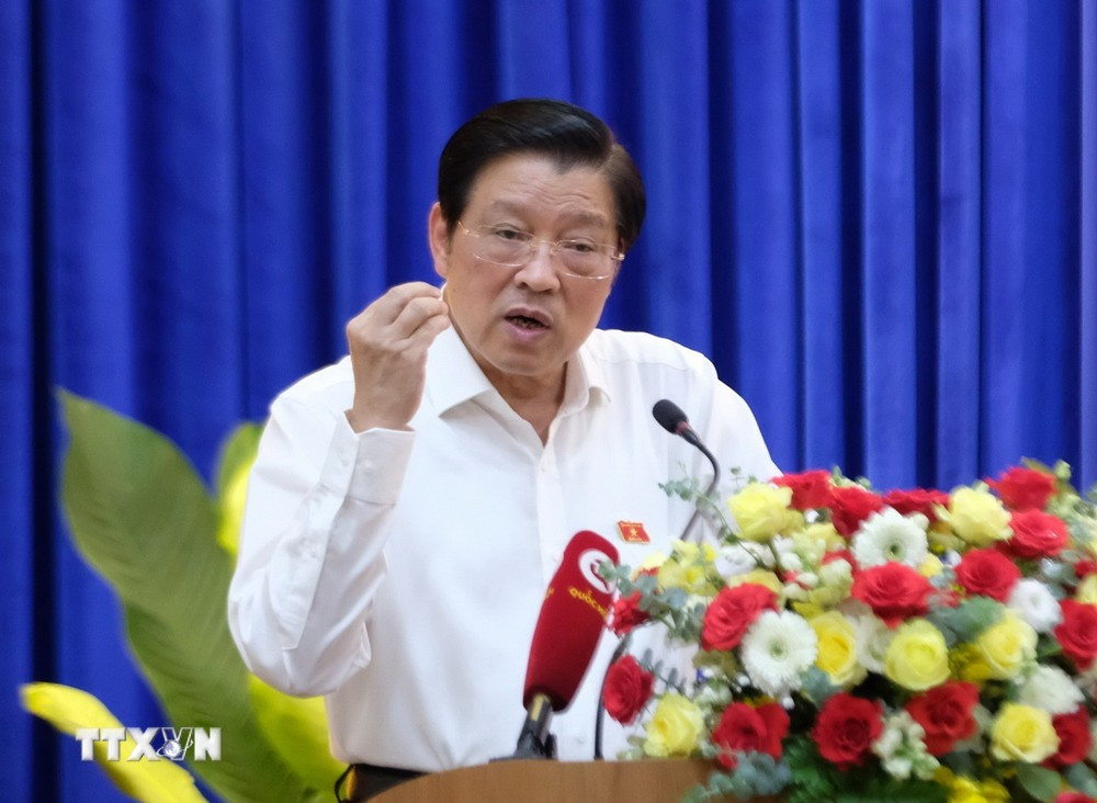 El Sr. Phan Dinh Trac, miembro del Politburó, secretario del Comité Central del Partido y presidente de la Comisión Central de Asuntos Internos, pronunció un discurso de clausura en la conferencia de contacto con los votantes. (Foto: Nguyen Dung/VNA)