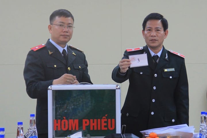 Der Direktor der Abteilung für Korruptionsbekämpfung, Nguyen Van Canh (rechtes Cover), wählt per Los Personen aus, deren Vermögen und Einkommen im Jahr 2024 überprüft werden sollen. (Foto: Phuong Anh)