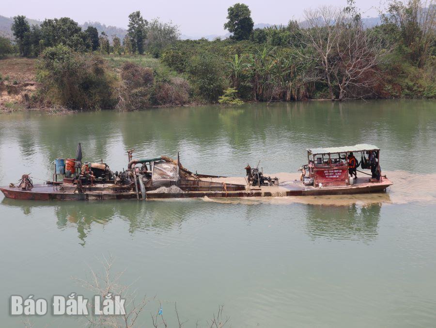 Dragas de arena en el río Krong No, a través de la comuna de Nam Ka, distrito de Lak.