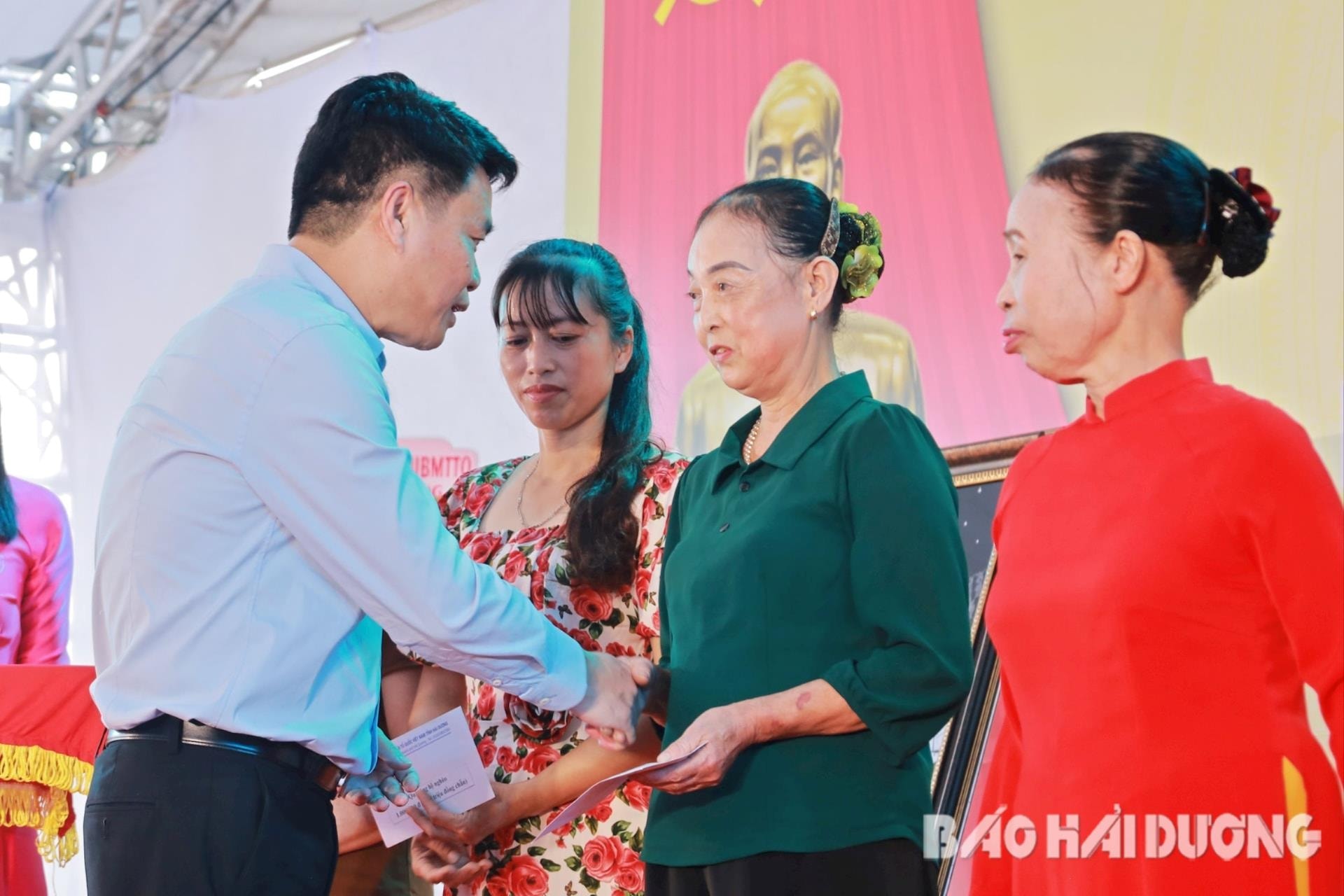 Le président du Comité populaire provincial, Le Ngoc Chau, assiste à la 2e réunion de l'Assemblée nationale.jpg