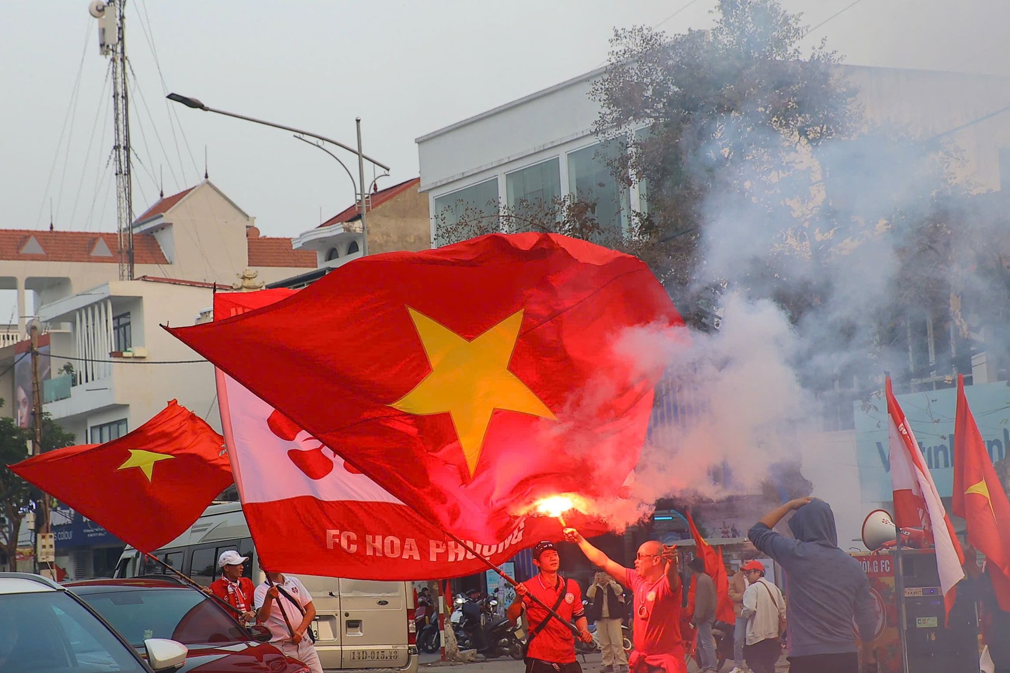 Viet Tri est en feu, prêt pour la dernière nuit, brûlant de toutes ses forces pour la photo de l'équipe vietnamienne 10