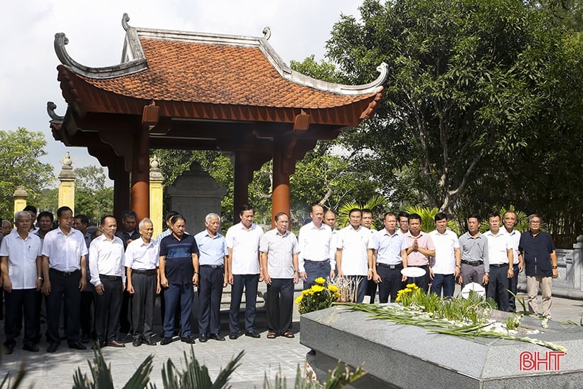 203e anniversaire de la mort du grand poète Nguyen Du