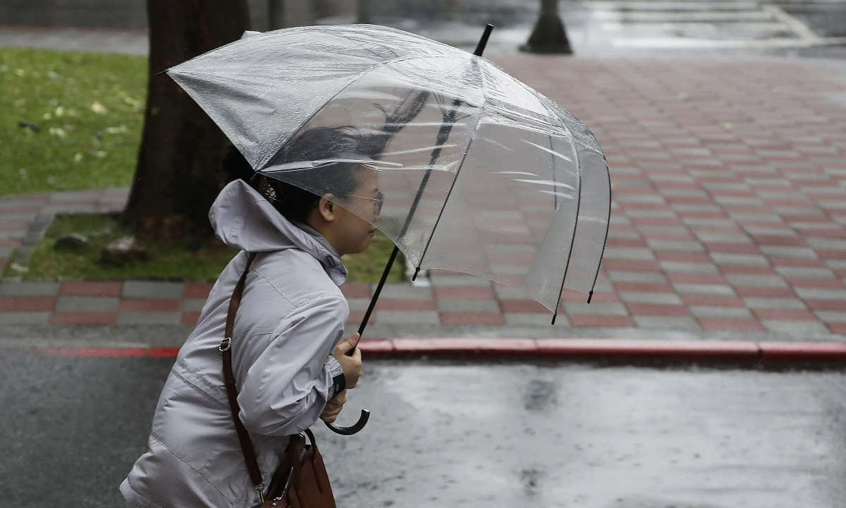 Vietnamese tourists stuck in Taiwan for two days due to storm