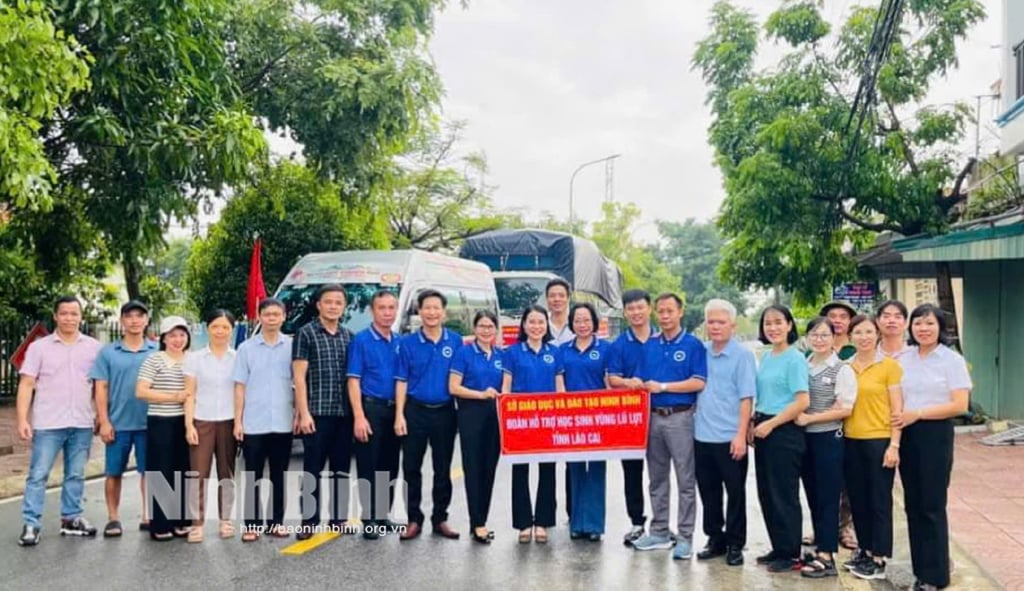 Hoa Lu District Department of Education and Training donates books and supplies to support students in flood-affected areas.