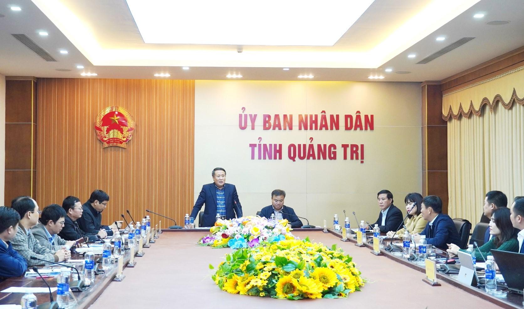 Le président par intérim du Comité populaire provincial de Quang Tri, Ha Sy Dong, a prononcé un discours lors de la réunion.