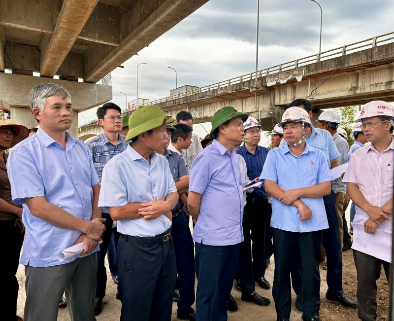 Chairman of Hai Duong Provincial People's Committee inspects the progress of the project to renovate and upgrade provincial road 390 from Hop Thanh bridge to Quang Thanh bridge in Thanh Ha district. Photo: Hai Duong Provincial Electronic Information Portal