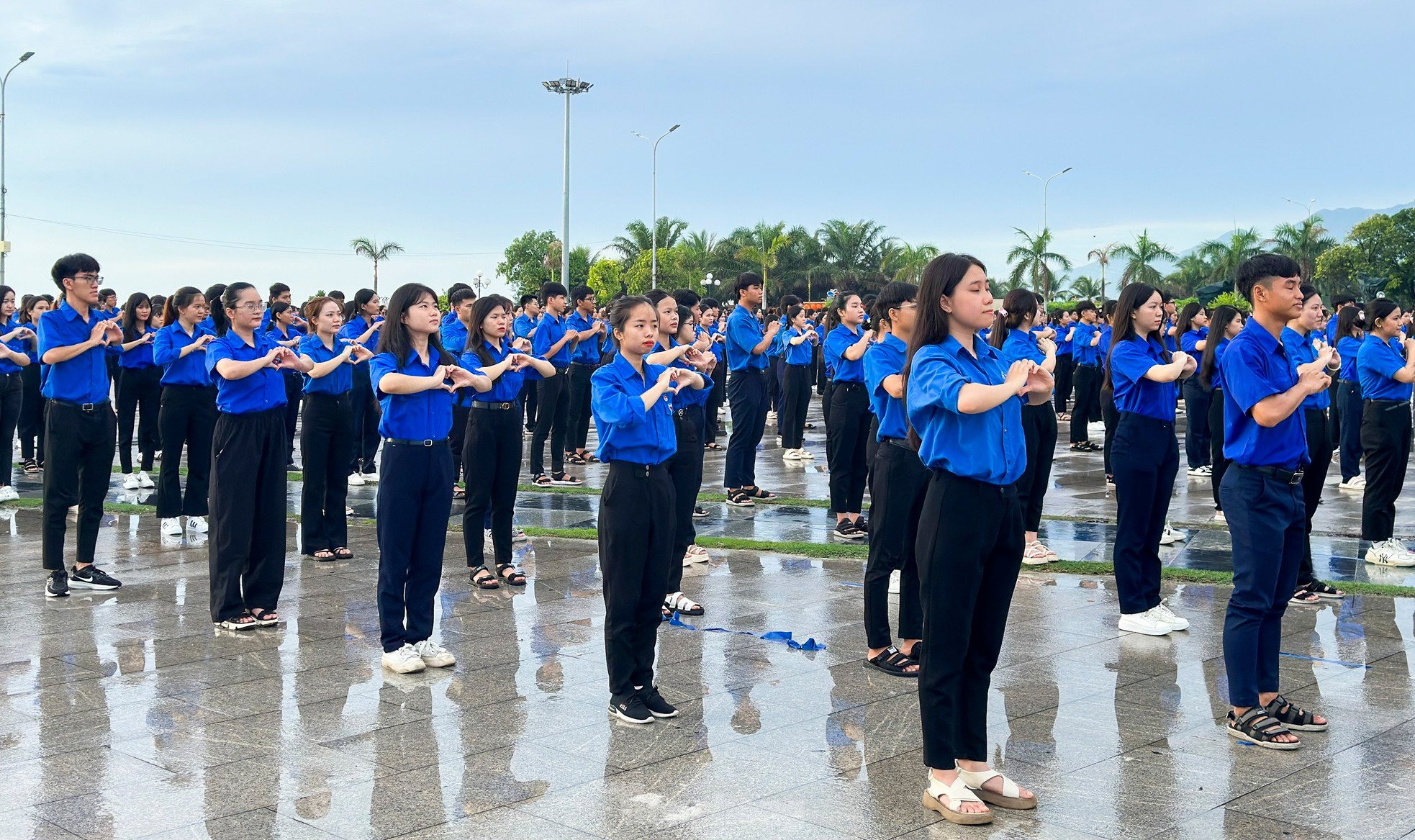 เยาวชน 3,000 คนแสดงร่วมกันต้อนรับการประชุมสหภาพเยาวชนเวียดนามที่จังหวัดบิ่ญดิ่ญ ภาพที่ 6