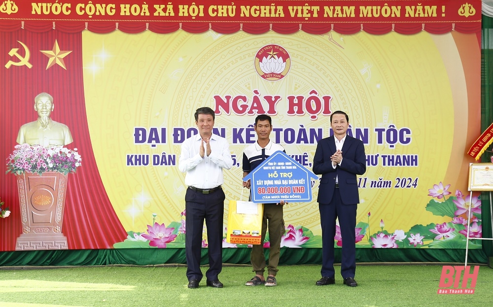 Le président du Comité populaire provincial, Do Minh Tuan, a assisté à la Journée de la Grande Unité nationale dans la zone résidentielle 5 de la commune de Can Khe