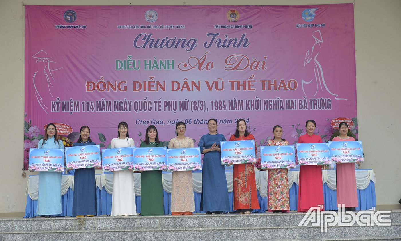 Die Frauenunion des Distrikts Cho Gao hat eine Kampagne gestartet, um Lehrerinnen und Frauen in Bergregionen und benachteiligten Gebieten im ganzen Land Ao Dai zu spenden.
