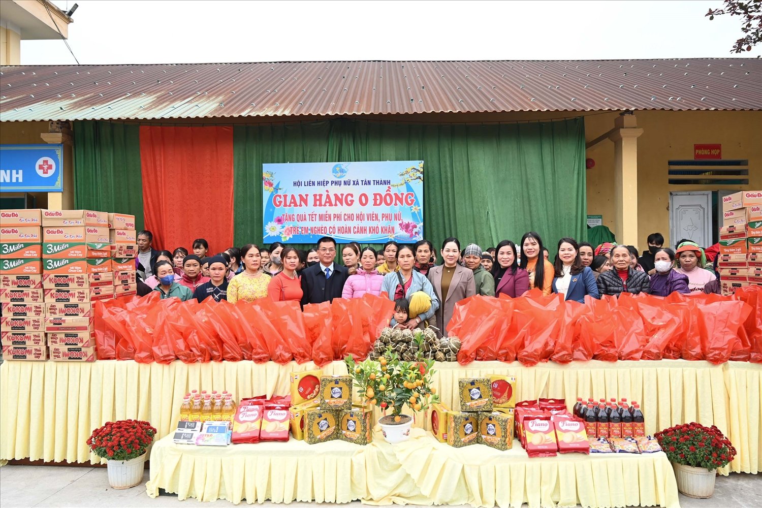 Thứ trưởng, Phó Chủ nhiệm UBDT Nông Thị Hà; Trưởng Ban Dân tộc tỉnh Hà Giang Chu Thị Ngọc Diệp; Phó Bí thư Thường trực Huyện ủy Bắc Quang Lương Tiến Dũng tham quan Gian hàng 0 đồng và chụp ảnh lưu niệm cùng cán bộ, hội viên Hội Liên hiệp Phụ nữ xã Tân Thành