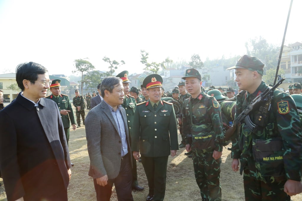 Đồng chí Bí thư Tỉnh ủy động viên cán bộ, chiến sỹ Bộ Chỉ huy Quân sự tỉnh làm nhiệm vụ trong dịp Tết.