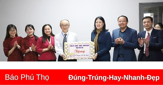 Thăm, tặng quà doanh nghiệp tại huyện Cẩm Khê