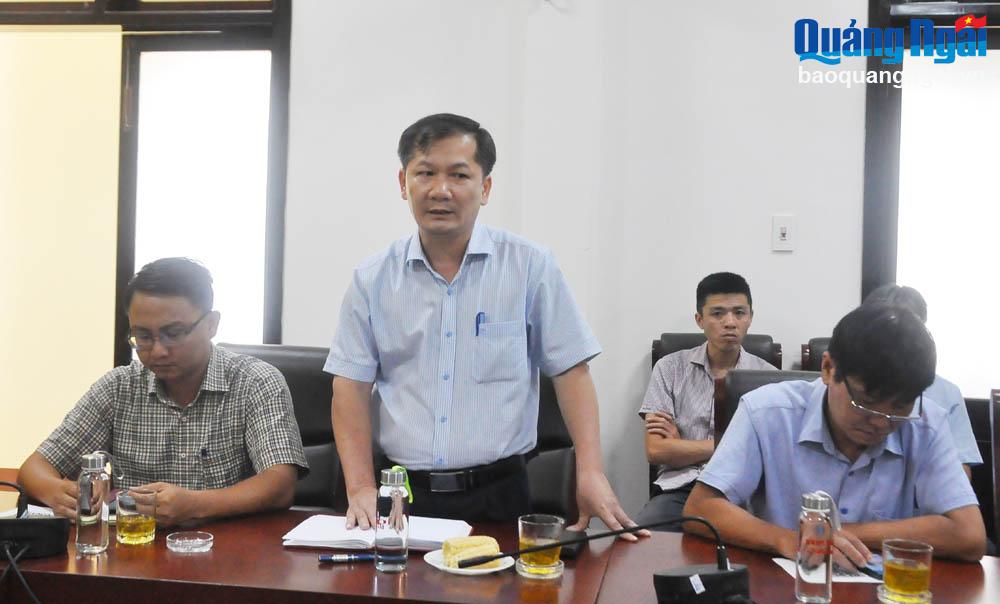 El editor en jefe del periódico Quang Ngai, Nguyen Phu Duc, habló en la conferencia.