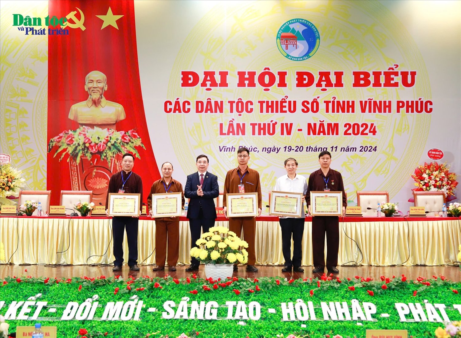 Phó Bí thư Thường trực Tỉnh ủy Vĩnh Phúc Bùi Huy Vĩnh tặng Bằng khen của Chủ tịch UBND tỉnh cho các tập thể, cá nhân có thành tích xuất sắc trong công tác dân tộc giai đoạn 2019 - 2024