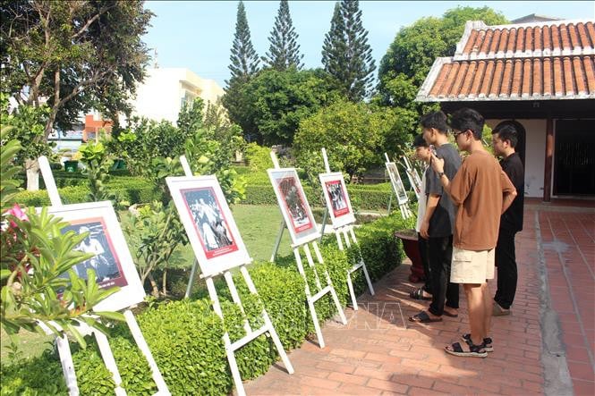 Exposición fotográfica “La vida cotidiana del tío Ho”