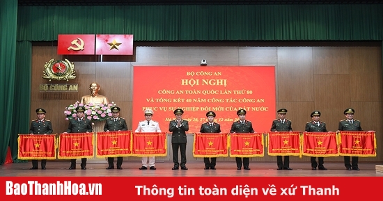 La police provinciale de Thanh Hoa a reçu le drapeau « Unité d'excellence dans le mouvement d'émulation » du gouvernement en 2024