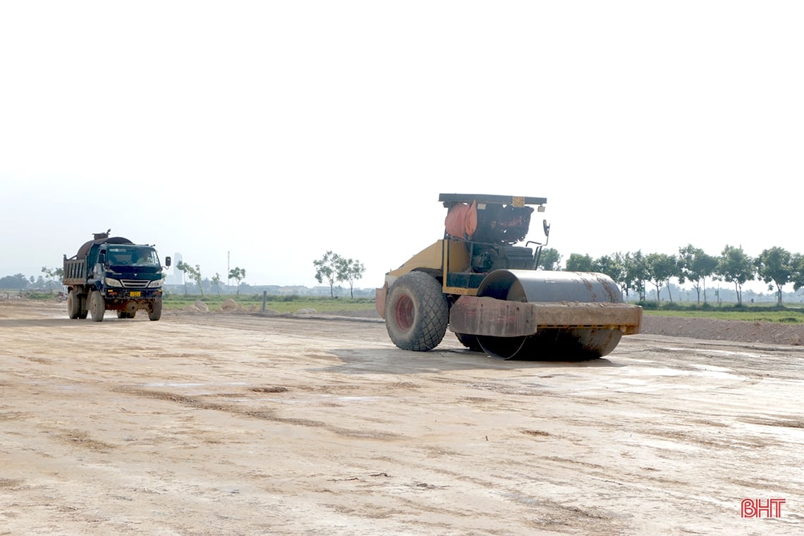 Sur le chantier de construction du projet de la rocade Est de la ville de Ha Tinh