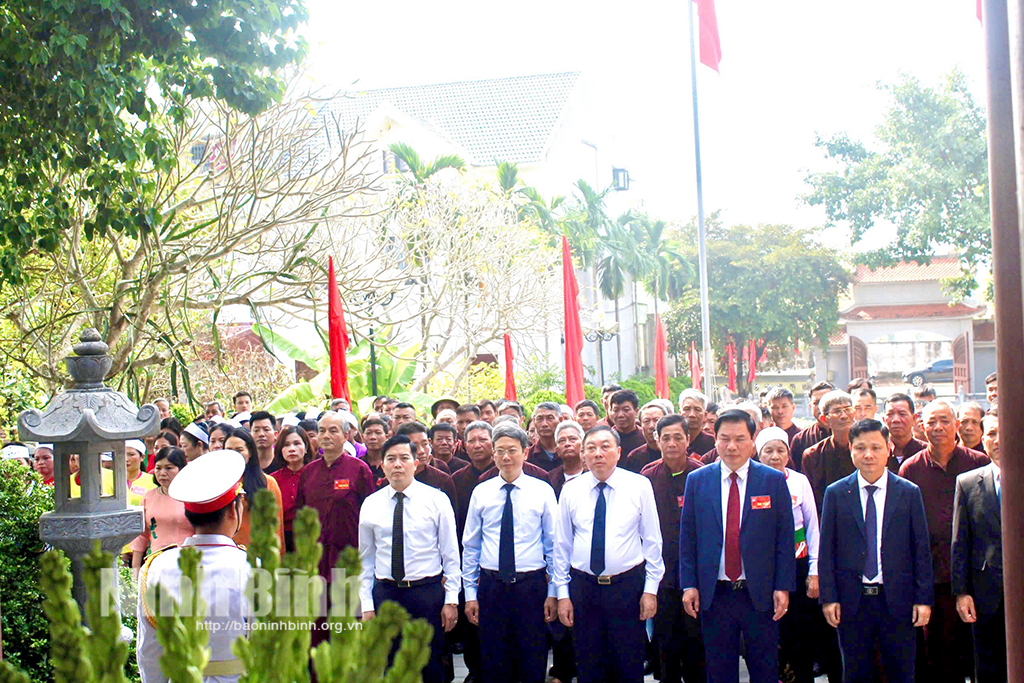 Delegates attending the Congress of Ethnic Minorities of Ninh Binh Province offered incense to commemorate President Ho Chi Minh.