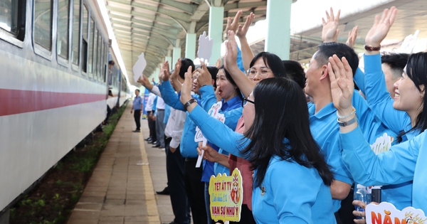 Ấm áp chuyến tàu công đoàn đưa công nhân về quê đón Tết