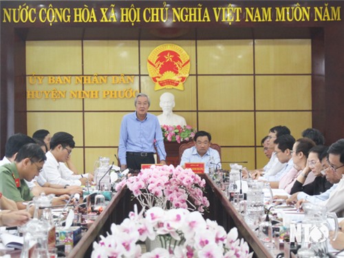 The Provincial People's Committee's monitoring delegation worked with Ninh Phuoc district on the implementation of new rural construction.