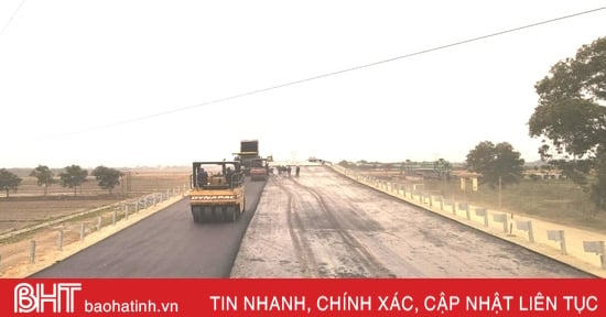 Thảm bê tông nhựa cầu vượt QL 8 tại dự án cao tốc Diễn Châu