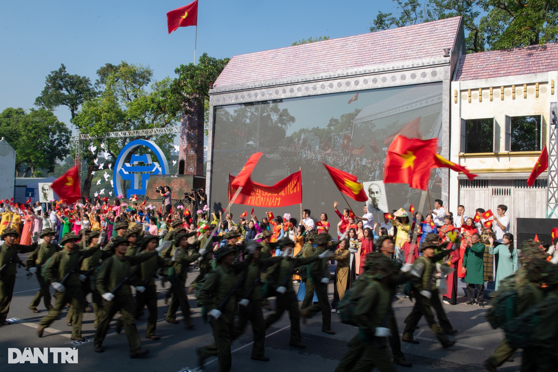 Không khí hào hùng tái hiện đoàn quân tiến về tiếp quản Thủ đô năm 1954 - 5