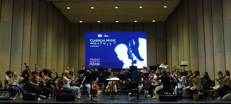 La orquesta interpreta la pieza 