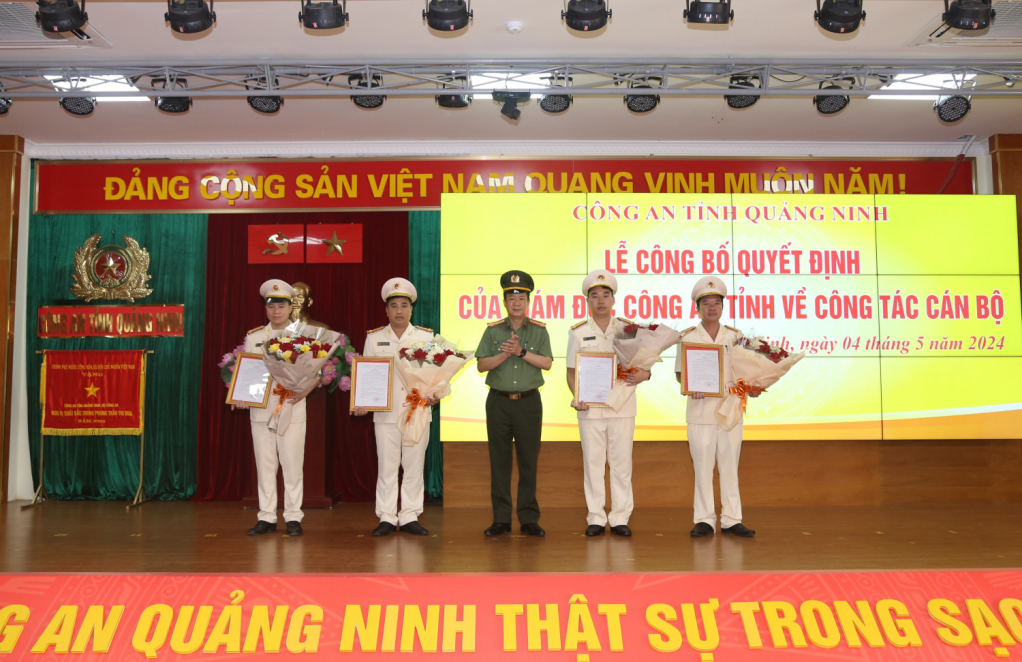 Le colonel Vu Thanh Tung, secrétaire adjoint du Comité du Parti, directeur adjoint du département de la police provinciale, a présenté la décision de transfert de travail à 4 dirigeants du département de police des unités et des localités.