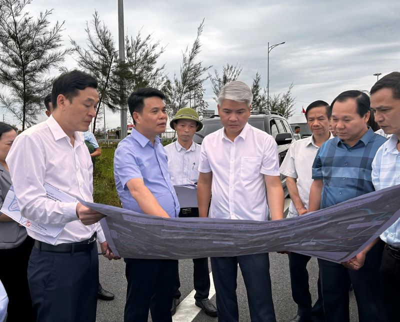 Mr. Le Ngoc Chau, Chairman of Hai Duong Provincial People's Committee, inspected the progress of the East-West Axis Road Project in Kim Thanh District. Photo: Hai Duong Electronic Information Portal