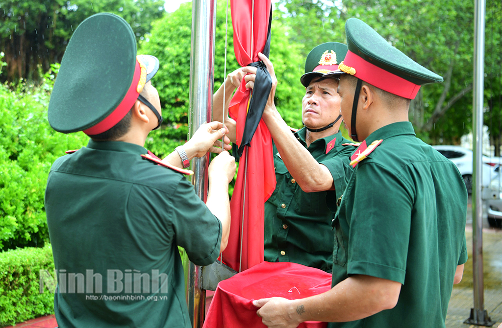 Ninh Binh met simultanément les drapeaux en berne pour commémorer le secrétaire général Nguyen Phu Trong