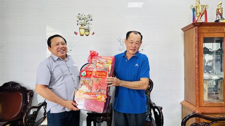 ビンロン省人民委員会のグエン・ヴァン・リエト副委員長がビンタン県を訪問し、退職した幹部に贈り物を贈呈した。
