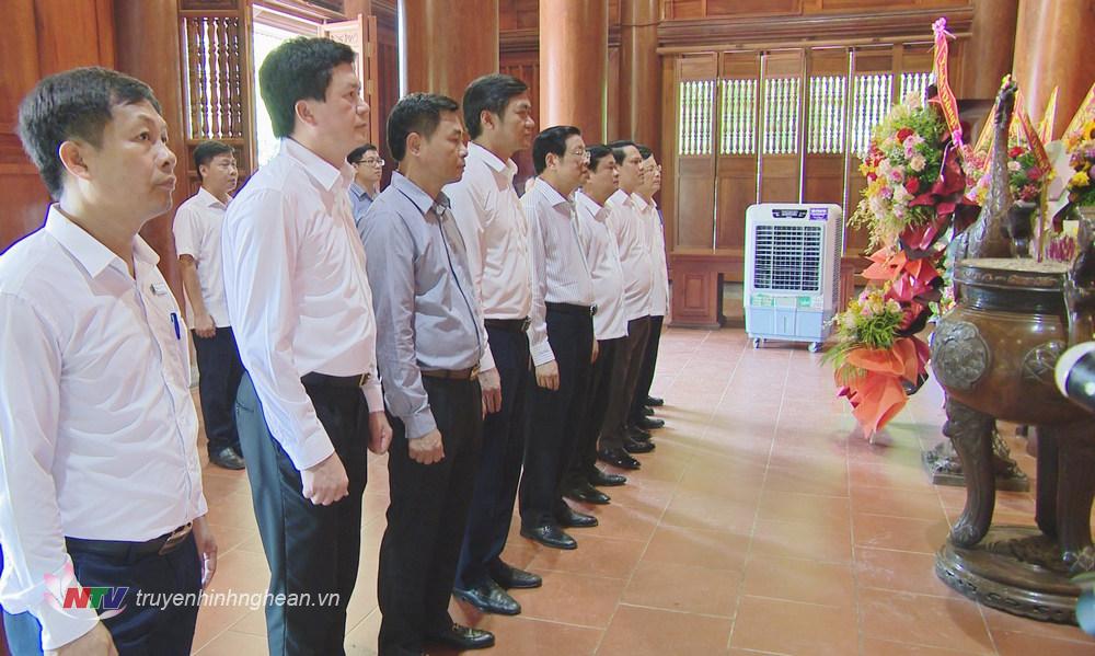 Head of the Central Internal Affairs Commission offers incense at Kim Lien Relic Site and visits and presents gifts on War Invalids and Martyrs Day