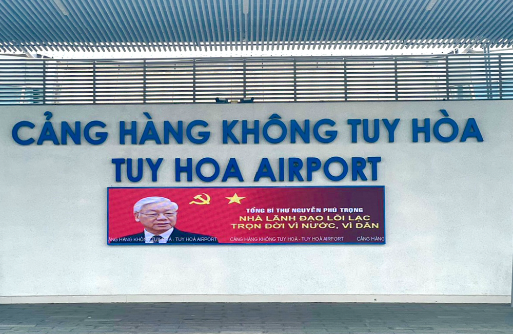 Bild von Generalsekretär Nguyen Phu Trong am Flughafen Tuy Hoa, Provinz Phu Yen. (Foto: PV/Vietnam+)