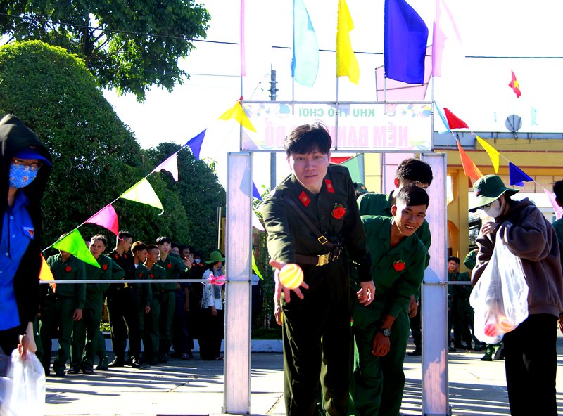 Los reclutas estaban entusiasmados con los juegos que se llevaban a cabo en el programa del campamento.