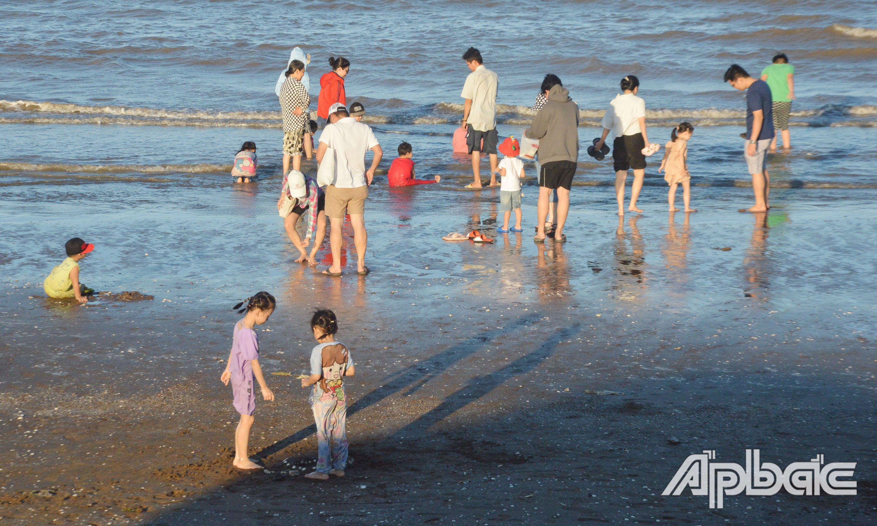 Go Cong beach tourism attracts visitors on the occasion of April 30 and May 1 holidays.