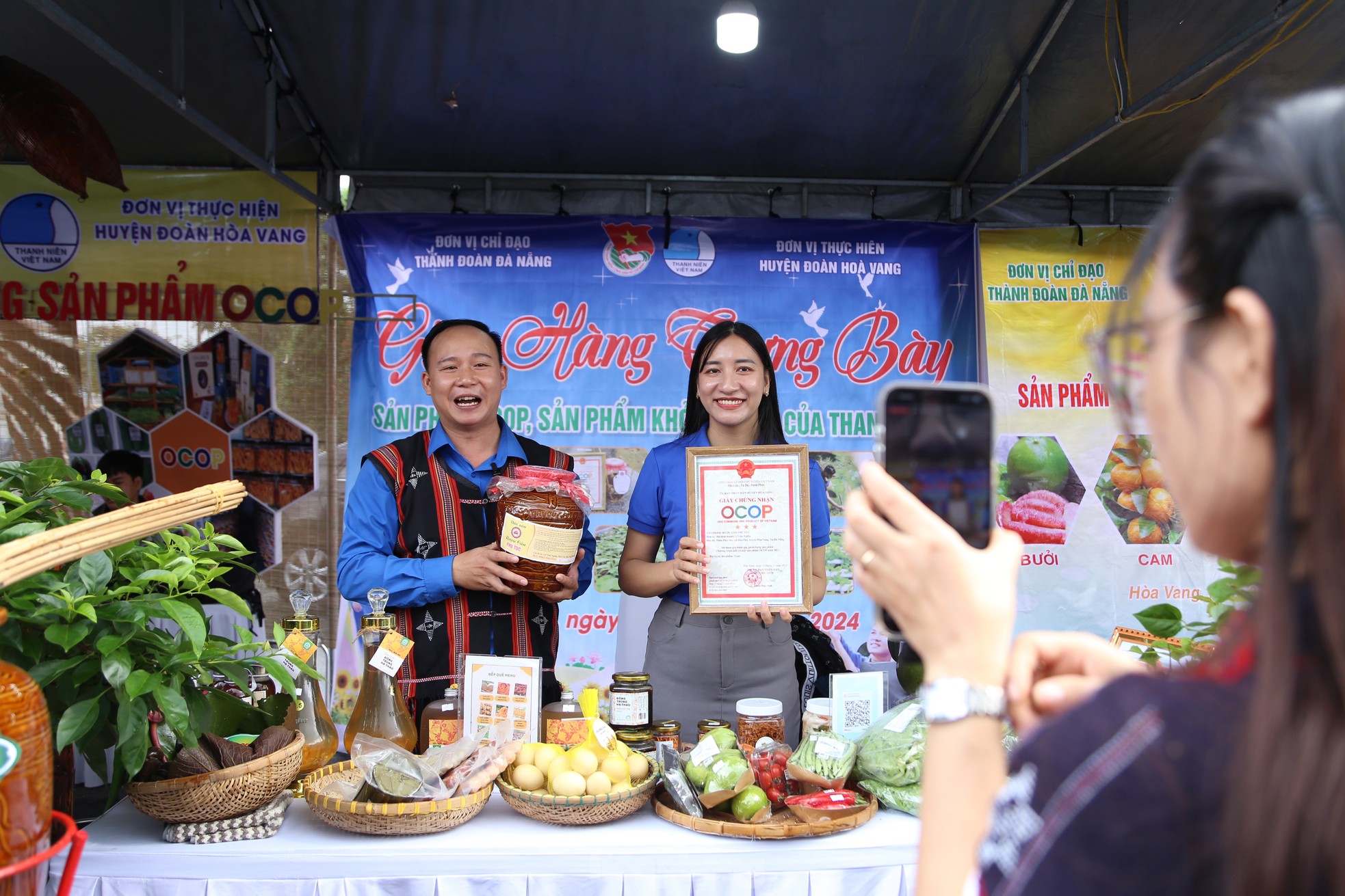 Sesión de transmisión en vivo de productos agrícolas animada para jóvenes en Da Nang, foto 3