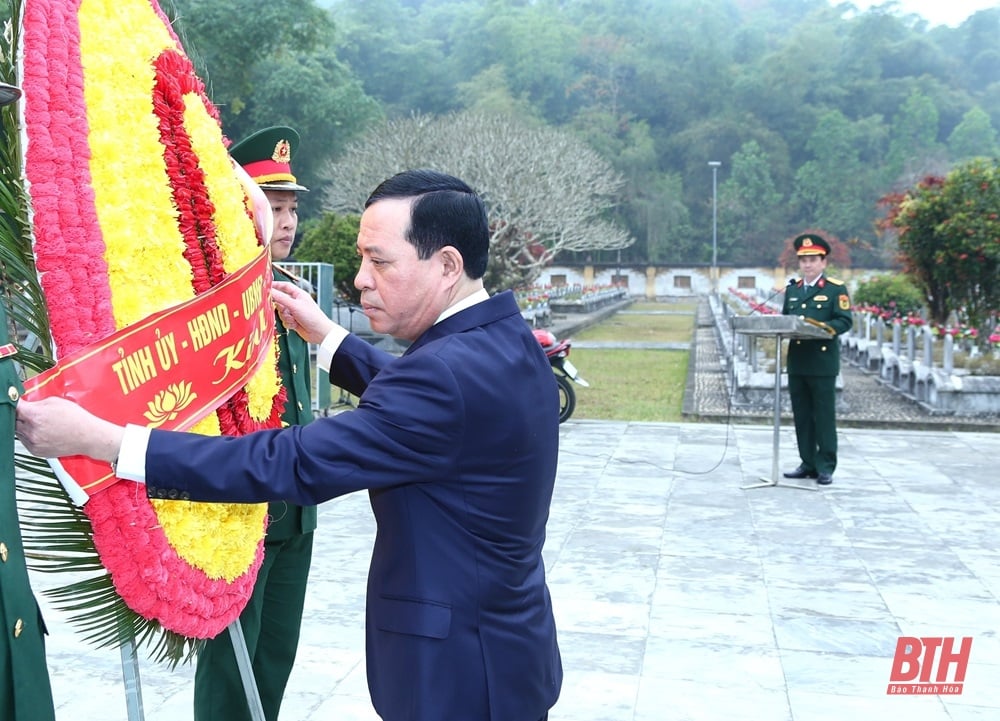 Phó Bí thư Thường trực Tỉnh ủy Lại Thế Nguyên viếng Nghĩa trang liệt sĩ Quốc tế Đồng Tâm và thăm, tặng quà các gia đình chính sách tại huyện Bá Thước