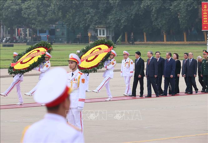 Party and State leaders visit President Ho Chi Minh Mausoleum on the occasion of Lunar New Year