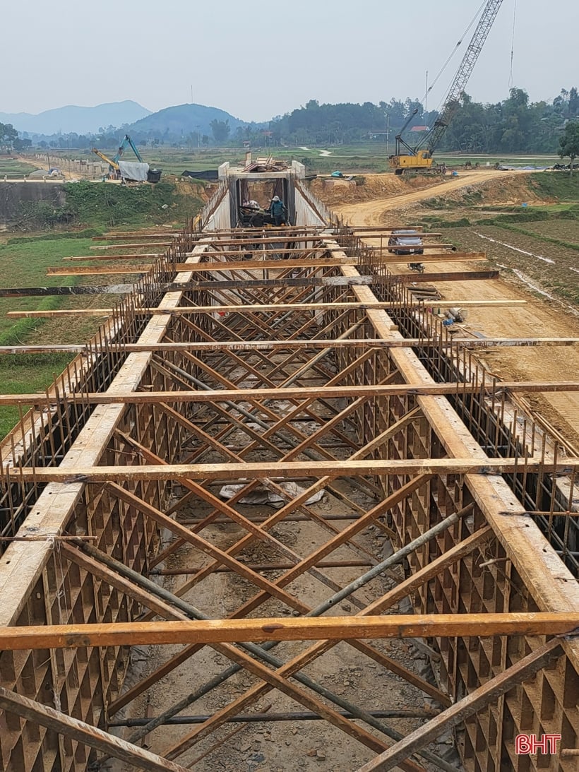 Dinámico, profesional y eficaz en la gestión de proyectos de inversión en Ha Tinh.