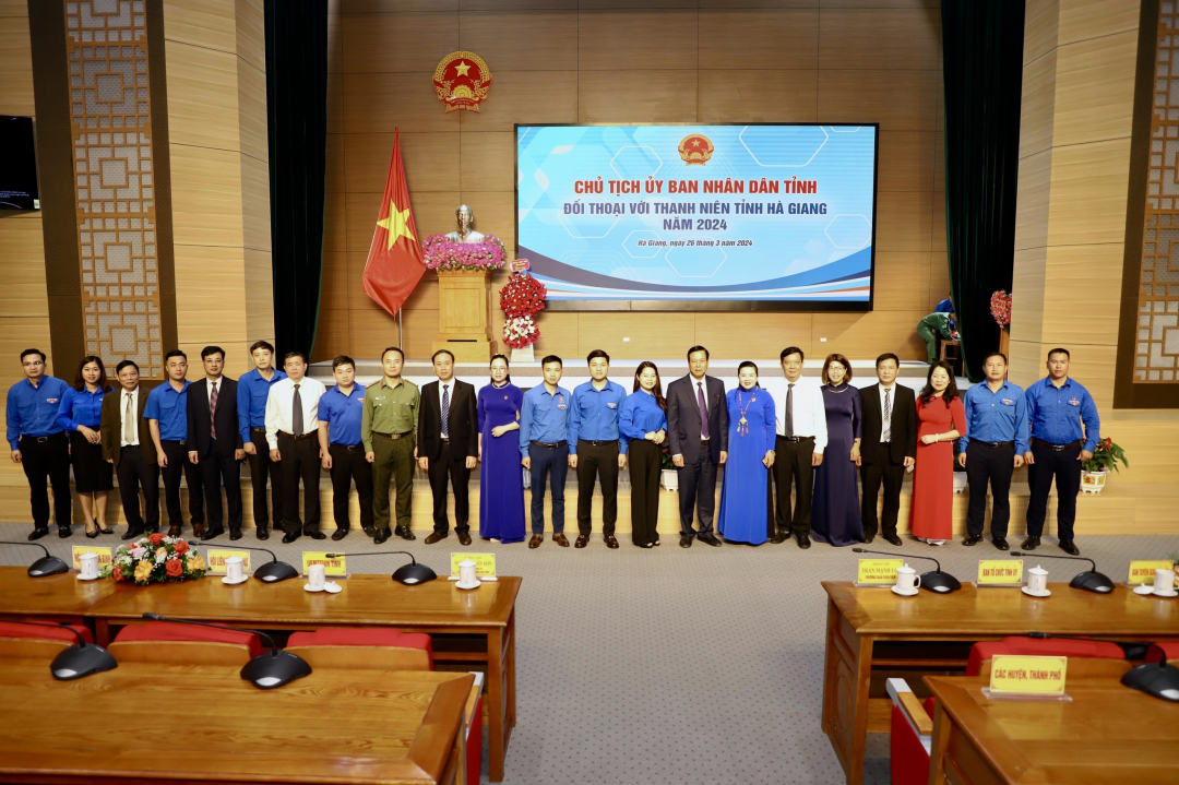 Chủ tịch UBND tỉnh Nguyễn Văn Sơn cùng lãnh đạo các sở, ban, ngành của tỉnh chụp ảnh lưu niệm với đoàn viên, thanh niên tại buổi đối thoại