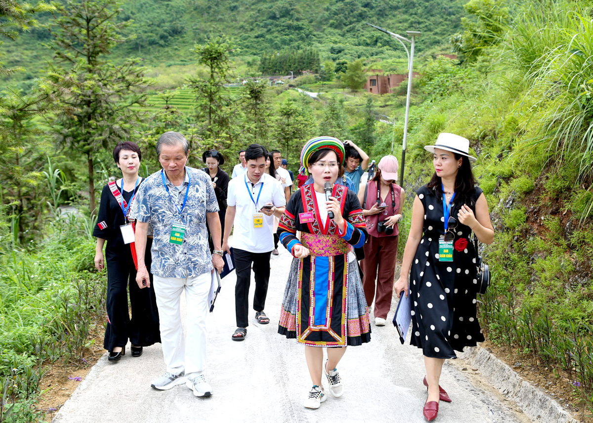 Kandidat Nguyen Thanh Lich, ein Reiseleiter aus Ha Giang, bei seinem Auftritt.