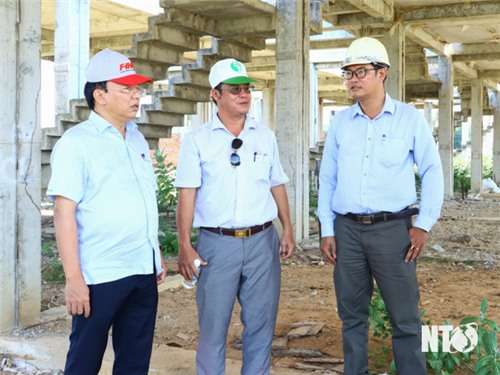 Los líderes del Comité Popular Provincial inspeccionan el proyecto de desarrollo del área residencial en Thap Cham 1