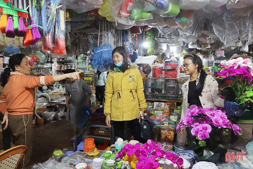 Los negocios van lentos y los comerciantes del mercado más grande de Ha Tinh se muestran cautelosos a la hora de importar bienes para el Tet.