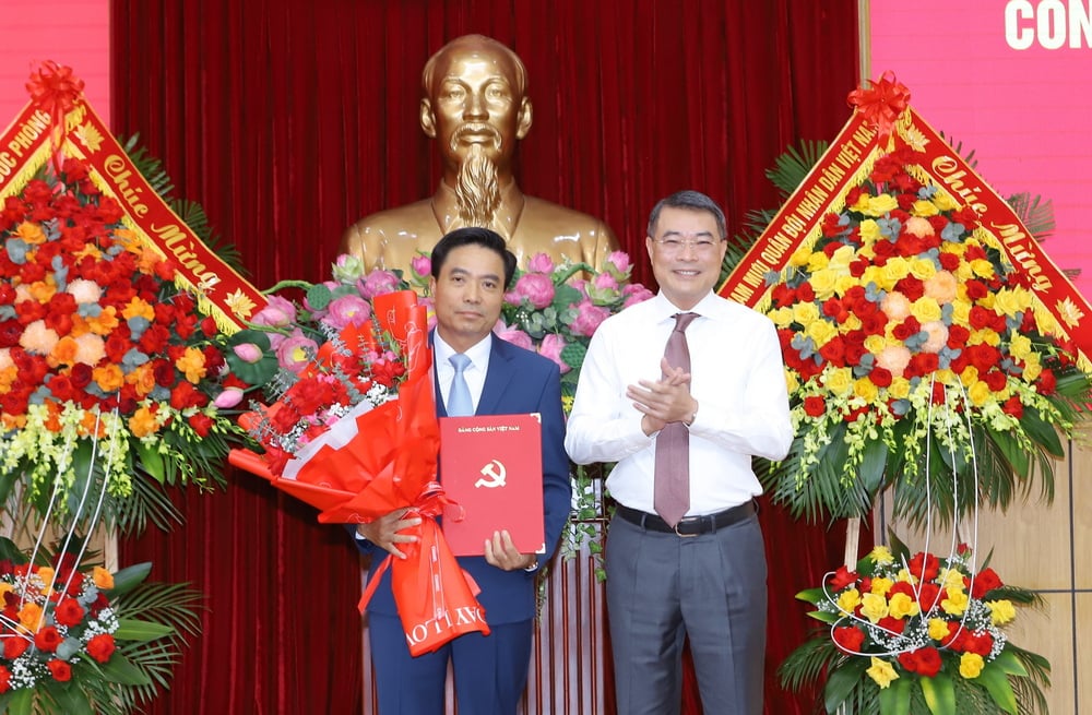 Images at the conference announcing the Politburo's decision to appoint Senior Lieutenant General Nguyen Doan Anh to hold the position of Secretary of Thanh Hoa Provincial Party Committee