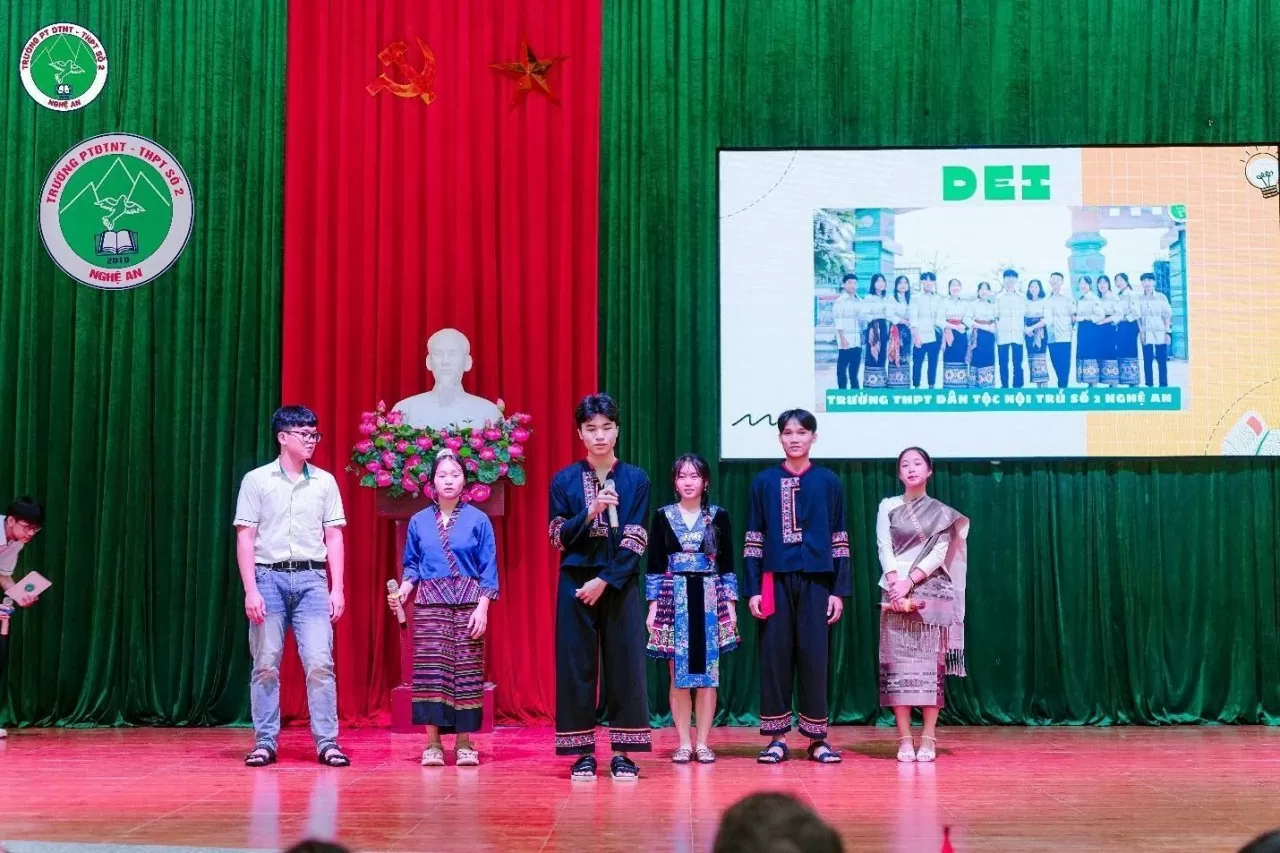 Students presenting their communications initiative on diversity, equity, and inclusion at school. (Photo: British Embassy in Vietnam)